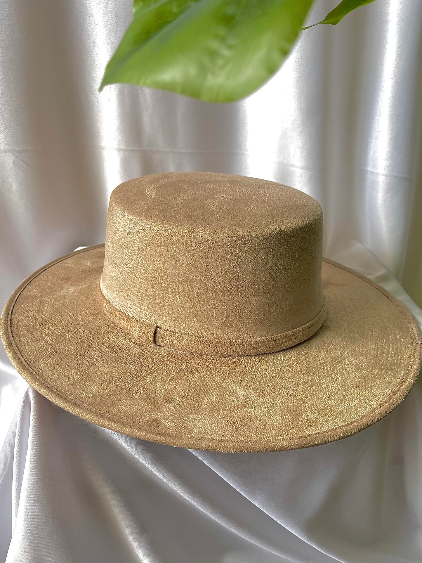 A stylish wide brim fedora hat made of vegan felt material. The boater hat has a flat and stiff brim, designed for women.