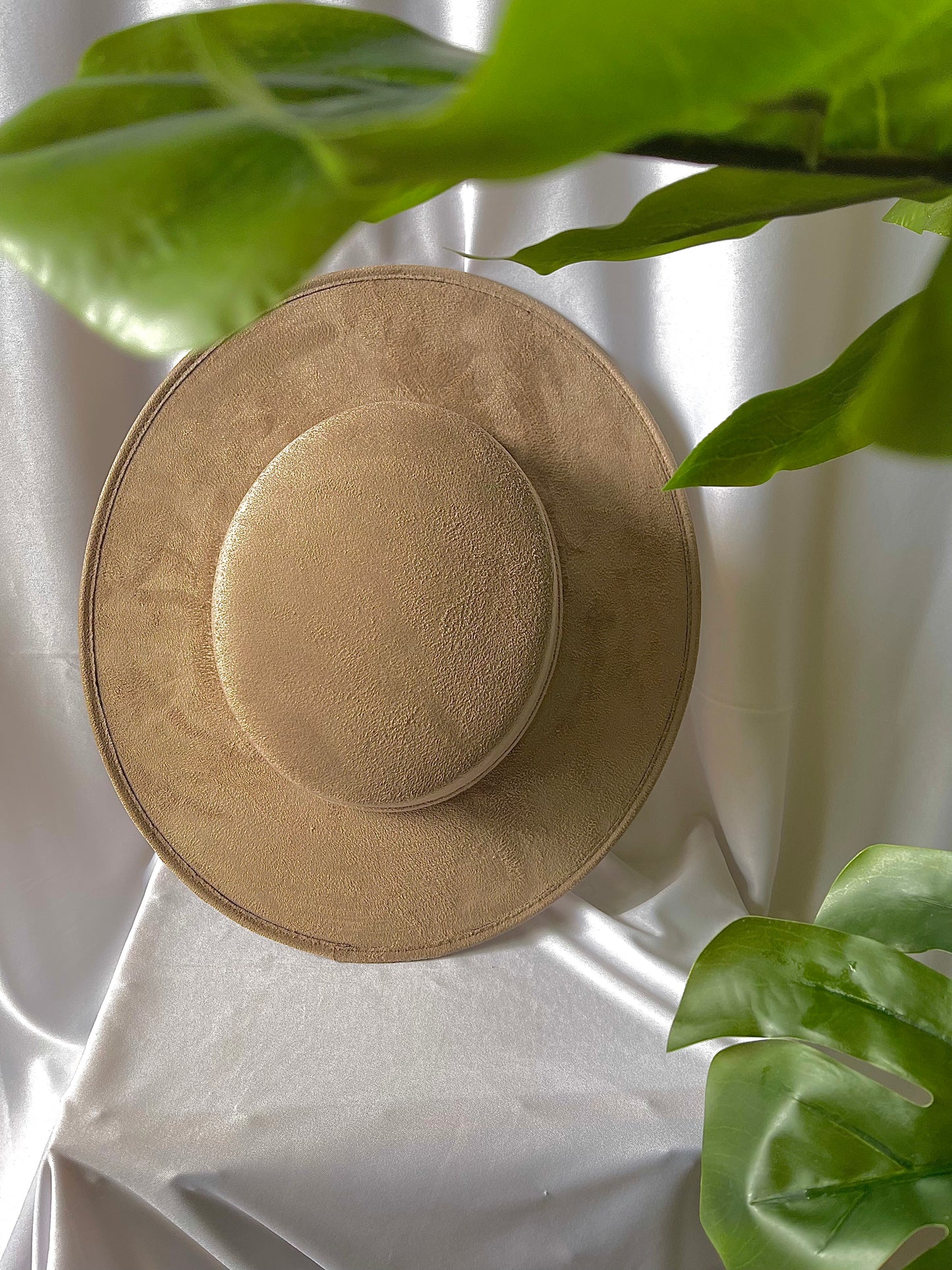 A stylish wide brim fedora hat made of vegan felt material. The boater hat has a flat and stiff brim, designed for women.